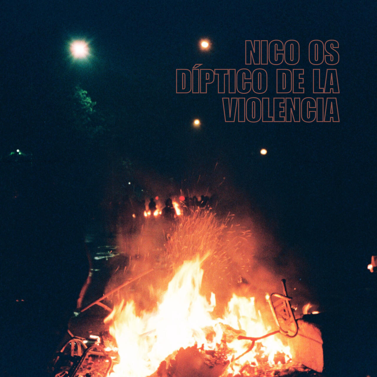 Portada de l'EP díptico de la violencia, imatge d'una foguera i llums de carrer, nit